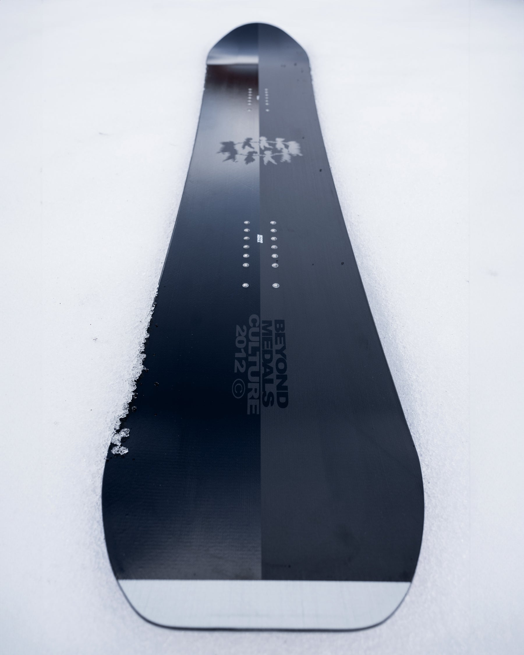 Bataleon snowboards 2025 in black and red. Bataleon Beyond Medals 2025 | Bataleon Snowboards™ 2025.