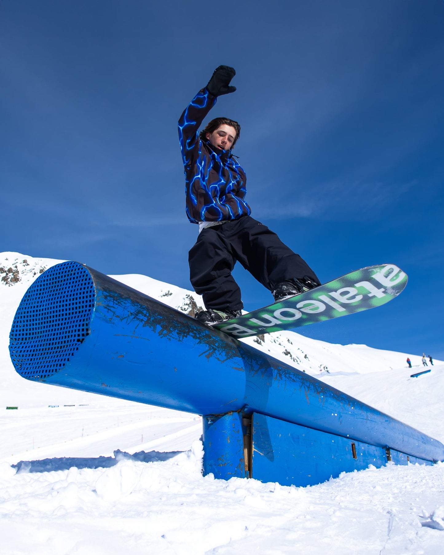 Men's snowboard in multicolor. FunKink 2025 | Bataleon Snowboards™ 2025.