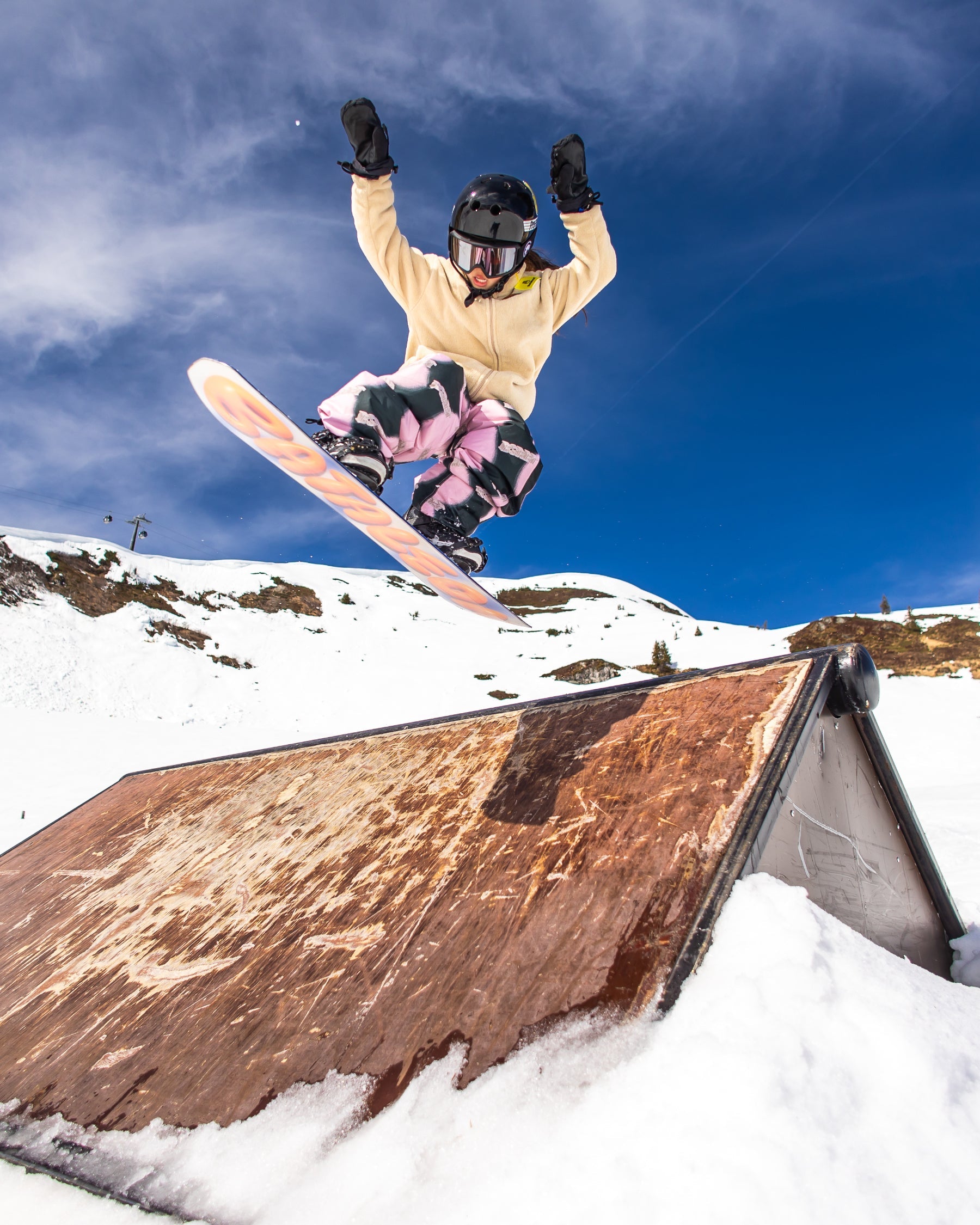 Snowboard for children in black. Minishred 2025 | Bataleon Snowboards™ 2025.