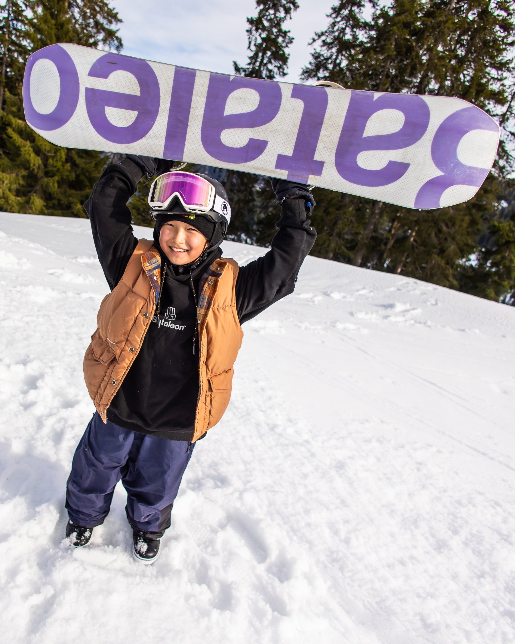 Kids beginner snowboard in purple and white. Stuntwood 2025 | Bataleon Snowboards™ 2025.