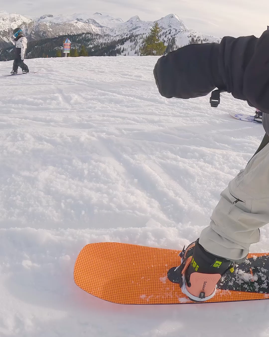 Children snowboard in orange and black. Surfer Mini 2025-Bataleon-Snowboards™ 2025.