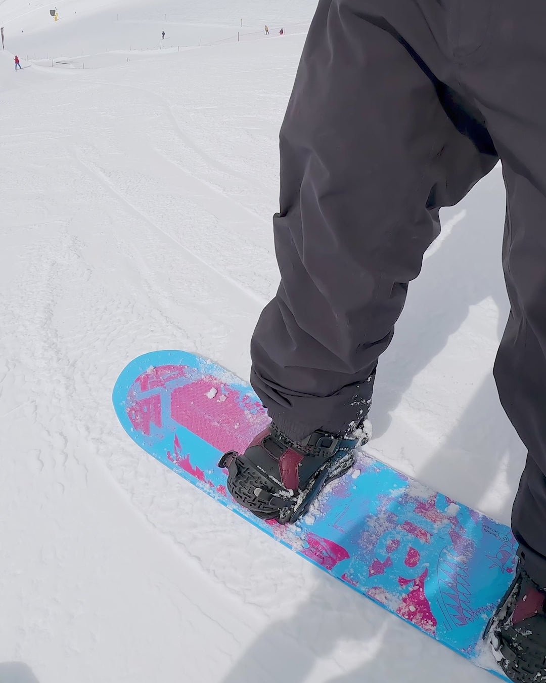 Women snowboards for sale in pink and blue. Distortia 2025-Bataleon-Snowboards™ 2025.