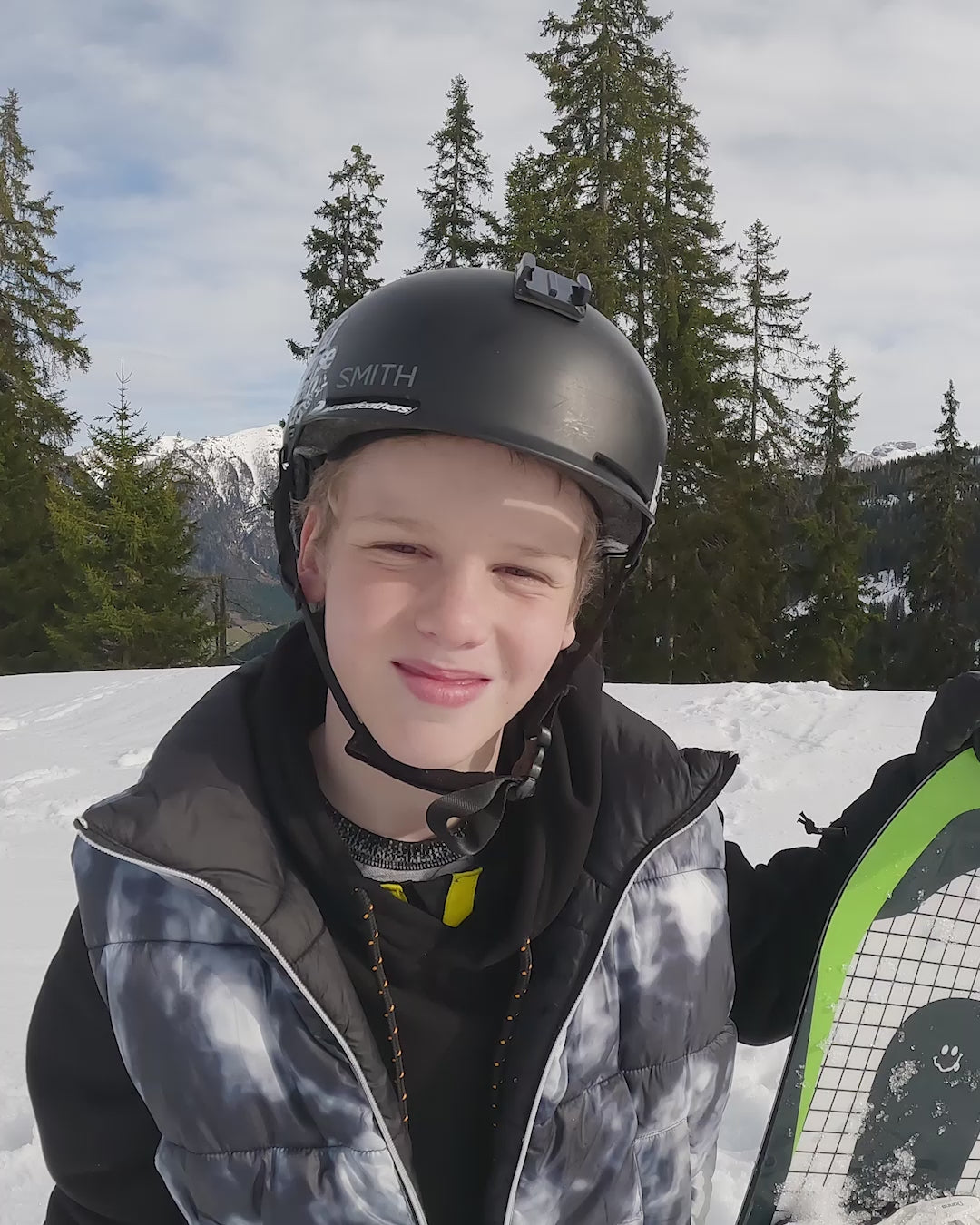 Children snowboard in checkered black and yellow. Evil Teen 2025-Bataleon-Snowboards™ 2025.